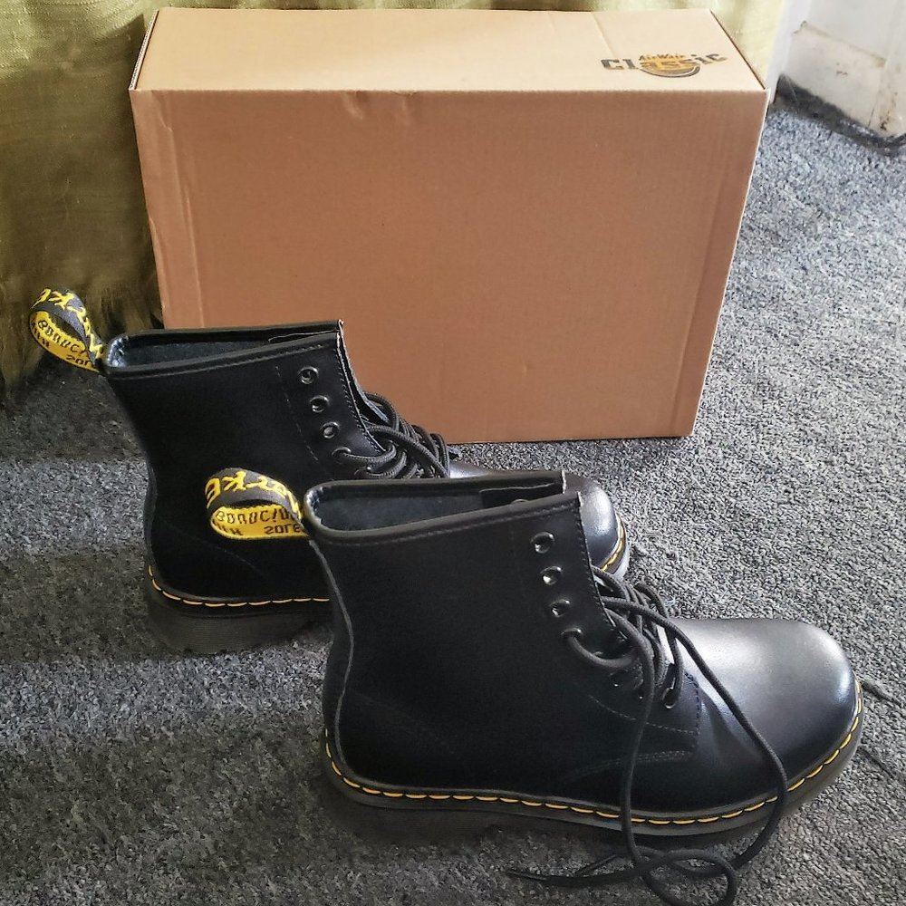 Doc Martins Airwair Classic combat booties women's size 6 leather lace up ankle